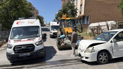 KOCAELİ (AA) – Kocaeli'nin Çayırova ilçesinde iş makinesiyle çarpışan otomobildeki