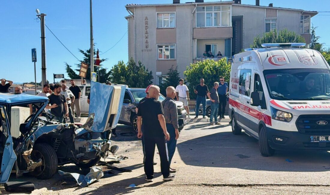 KOCAELİ (AA) – Kocaeli'nin Darıca ilçesinde otomobil ile cipin çarpışması
