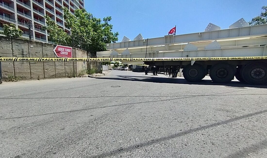 KOCAELİ (AA) – Kocaeli'nin Gebze ilçesinde tırın dorsesi ile bahçe