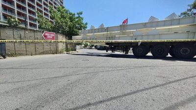 KOCAELİ (AA) – Kocaeli'nin Gebze ilçesinde tırın dorsesi ile bahçe
