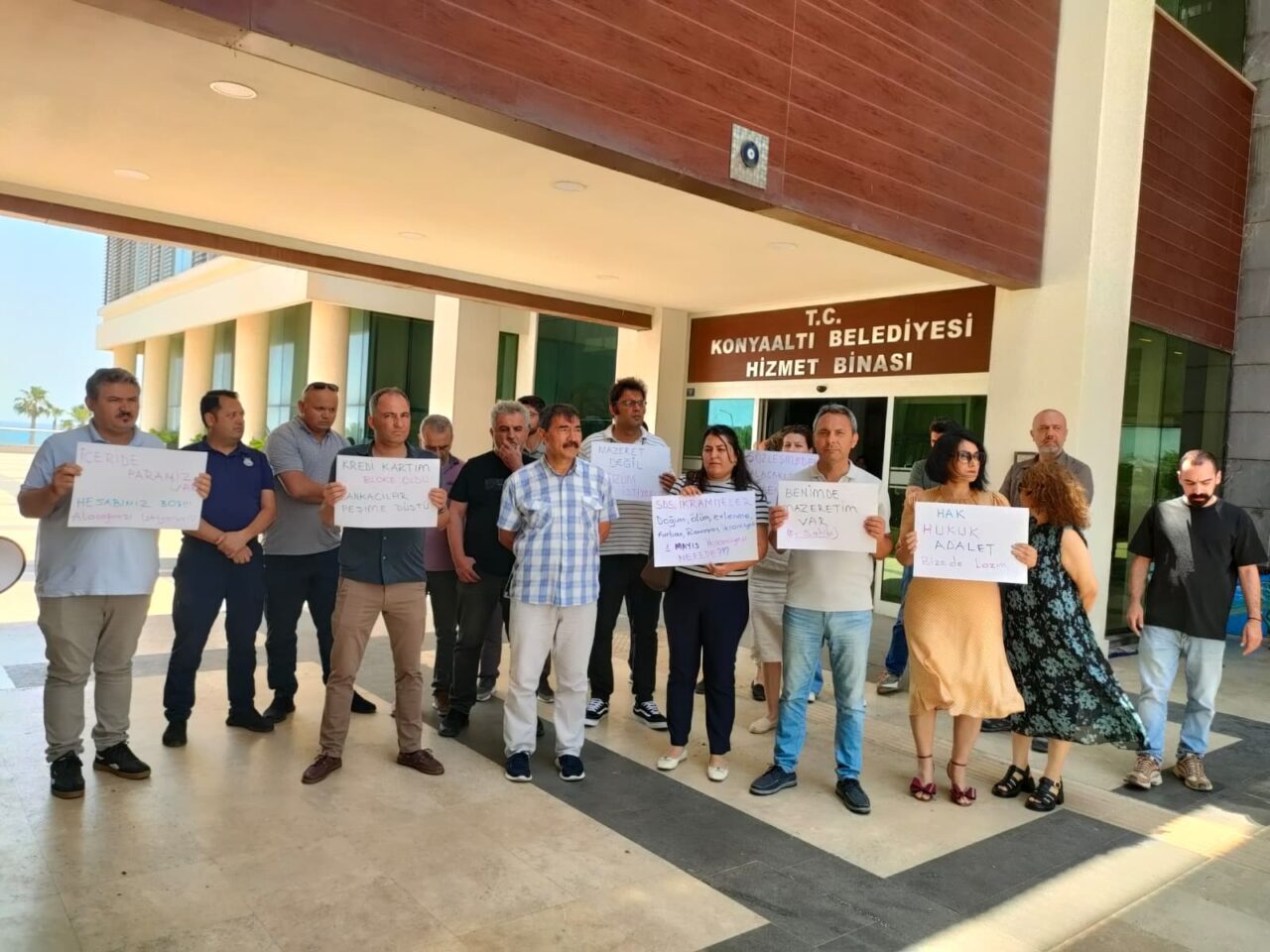 ANTALYA (AA) – Konyaaltı Belediyesinde toplu iş sözleşmesinden kaynaklanan ikramiye