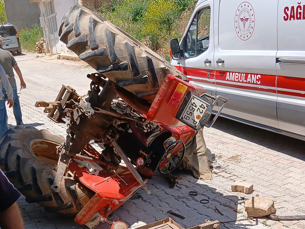 KONYA (AA) – Konya'nın Doğanhisar ilçesinde devrilen traktörün sürücüsü hayatını