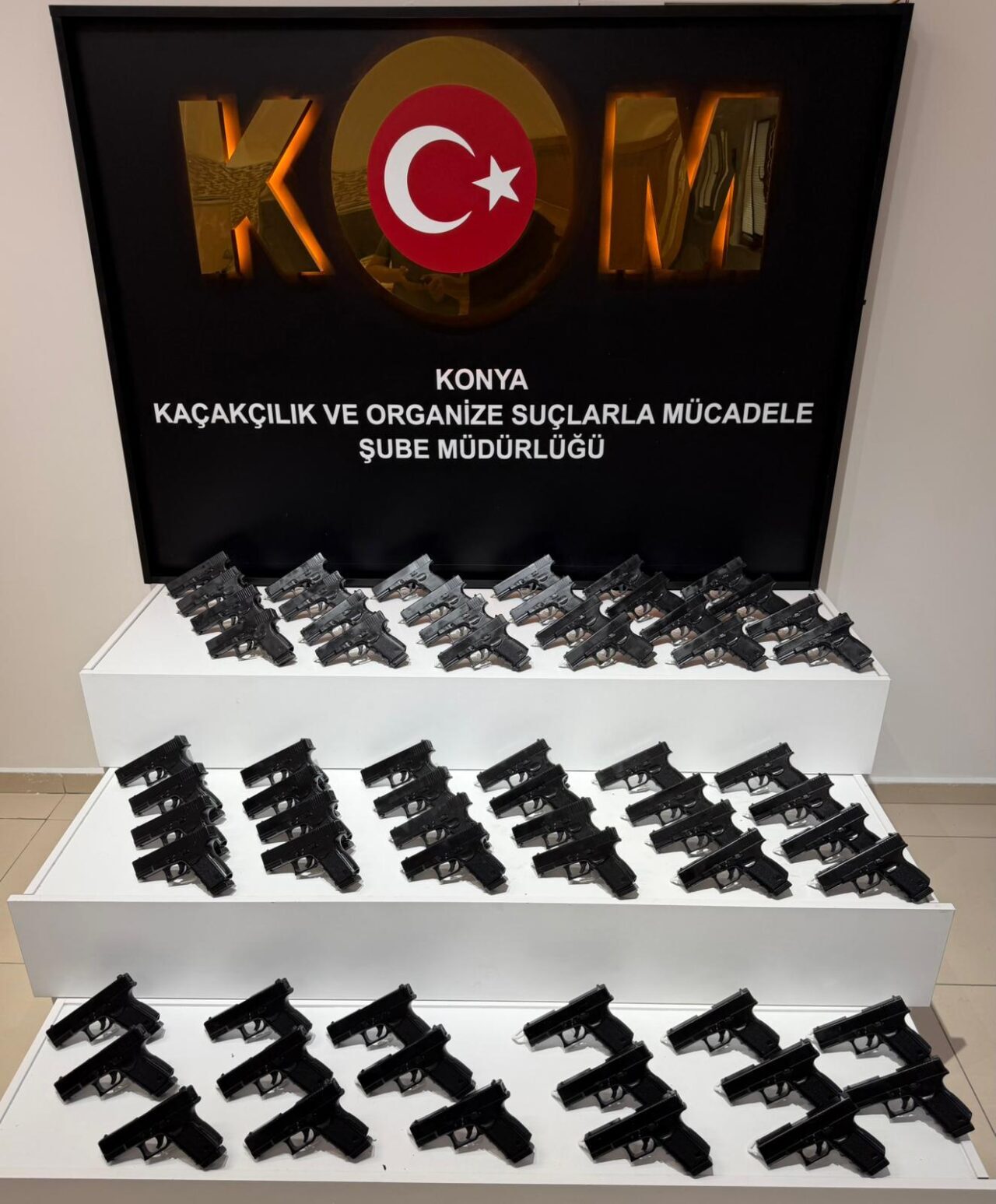 KONYA (AA) – Konya'nın Akşehir ilçesinde 65 ruhsatsız tabanca ve
