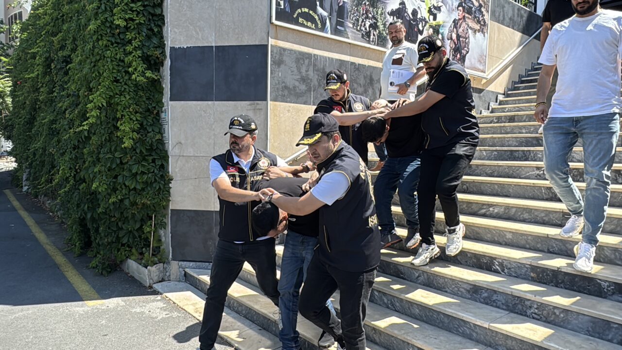 - Postacı kıyafetiyle cinayeti işlediği belirlenen şüpheli, otogarda izinli polis