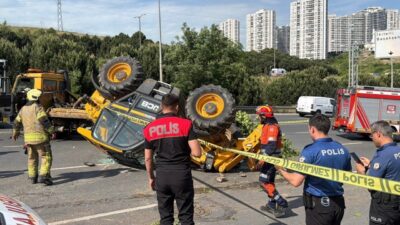 İSTANBUL (AA) – Küçükçekmece'de kaza yapan çekicinin sürücüsü, kontrol amacıyla