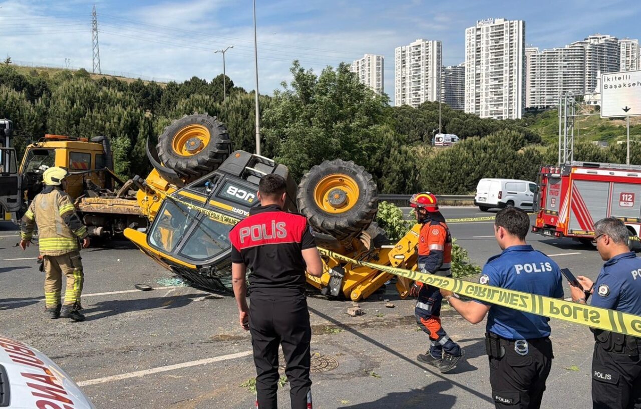 İSTANBUL (AA) – Küçükçekmece'de kaza yapan çekicinin sürücüsü, kontrol amacıyla