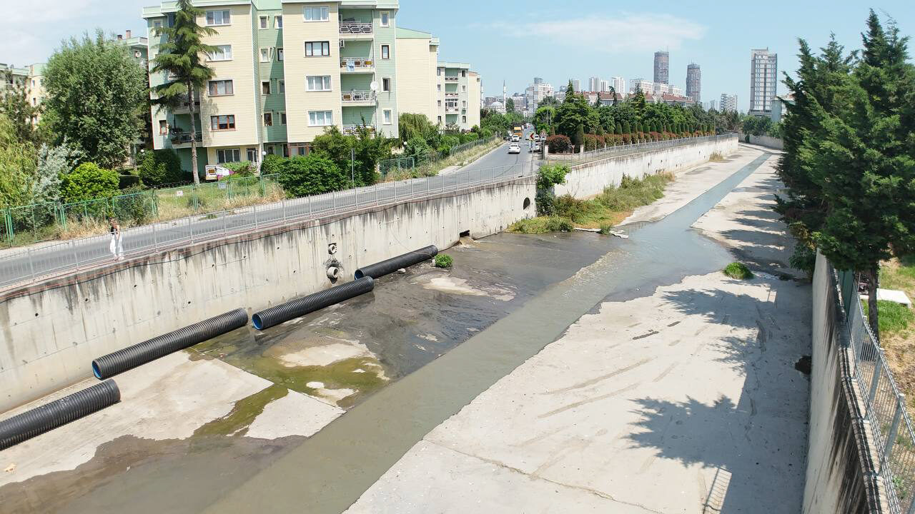 İSTANBUL (AA) – Küçükçekmece'de dereye karışan kirli su kötü kokuya