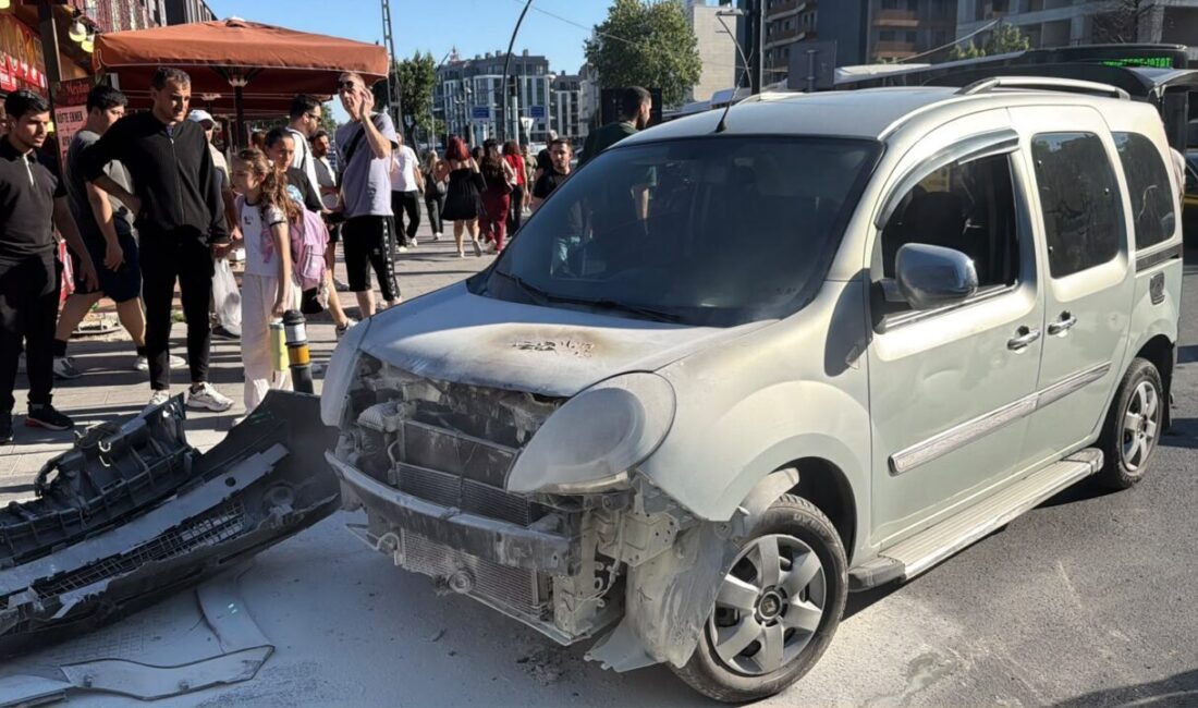 İSTANBUL (AA) – Küçükçekmece'de seyir halindeki hafif ticari araçta çıkan
