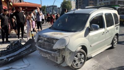 İSTANBUL (AA) – Küçükçekmece'de seyir halindeki hafif ticari araçta çıkan