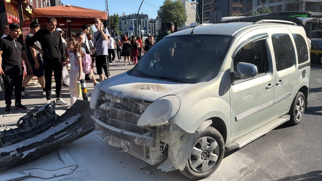 İSTANBUL (AA) – Küçükçekmece'de seyir halindeki hafif ticari araçta çıkan