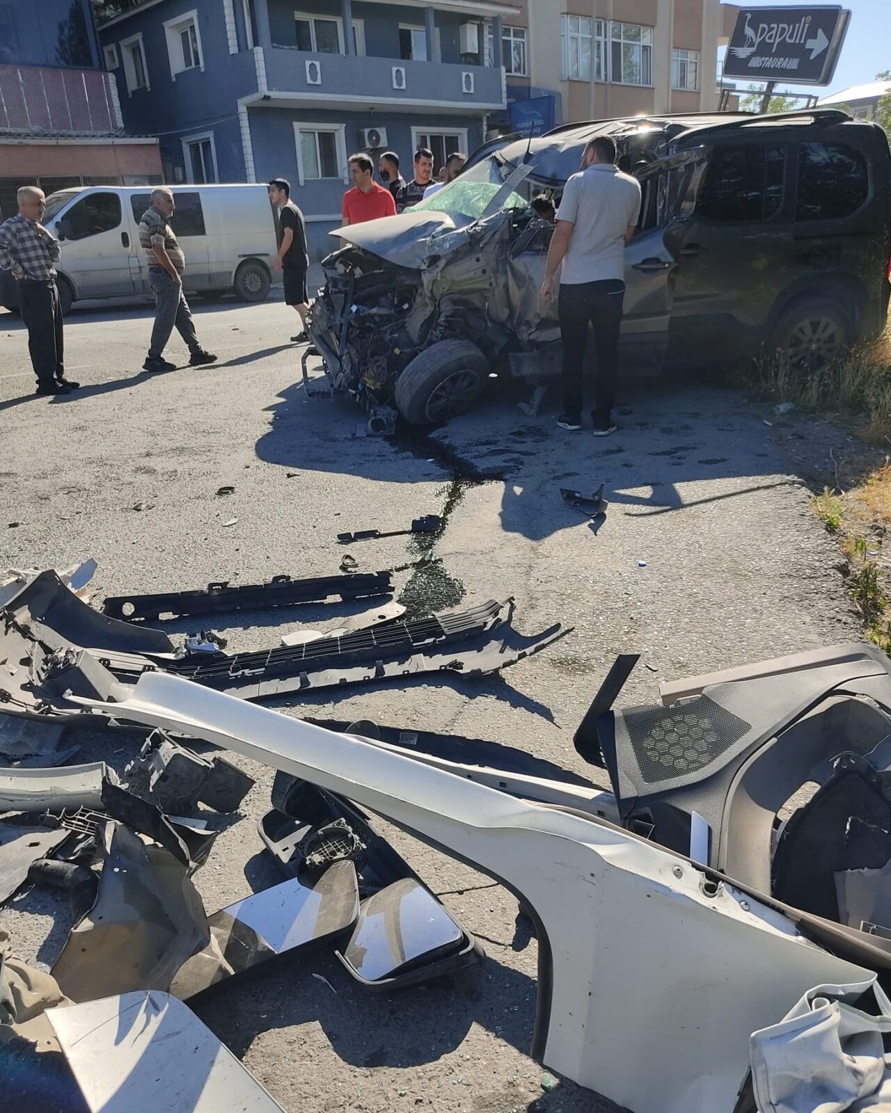 - Hafif ticari aracın şerit ihlali yapıp karşı yönden gelen