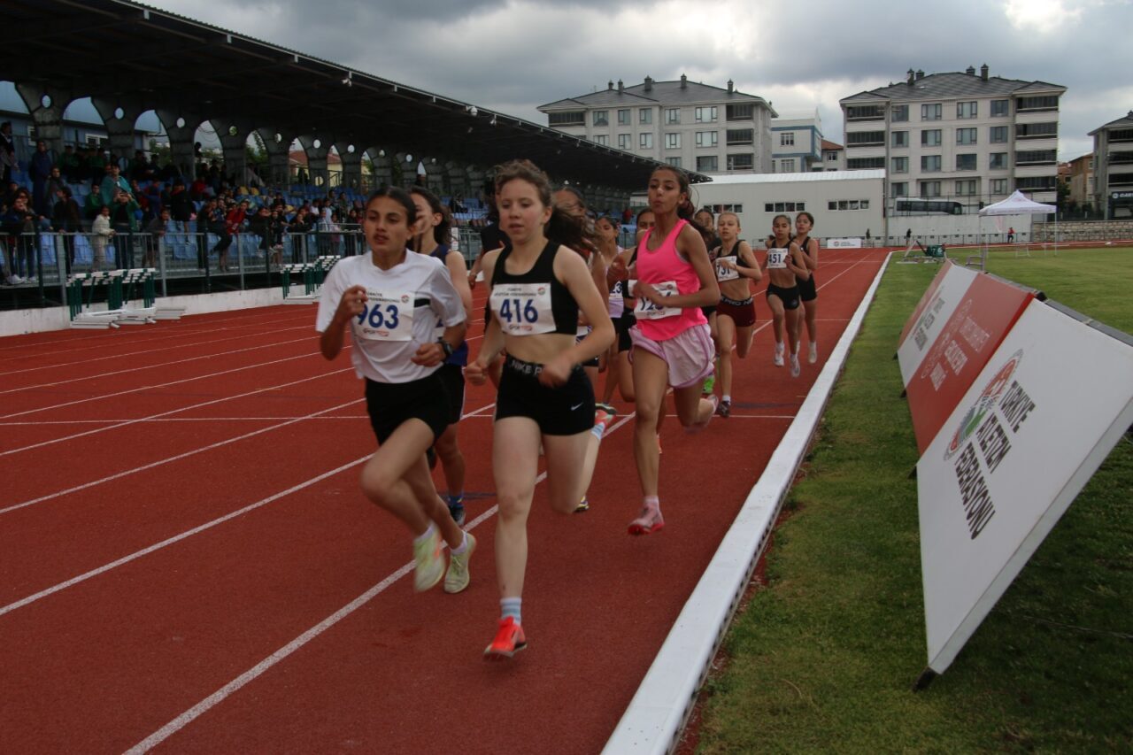 KÜTAHYA (AA) – Türkiye Atletizm Federasyonu tarafından düzenlenen 14 Yaş