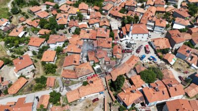 KÜTAHYA (AA) – Kütahya'nın Domaniç ilçesinde çıkan yangında 3 evde