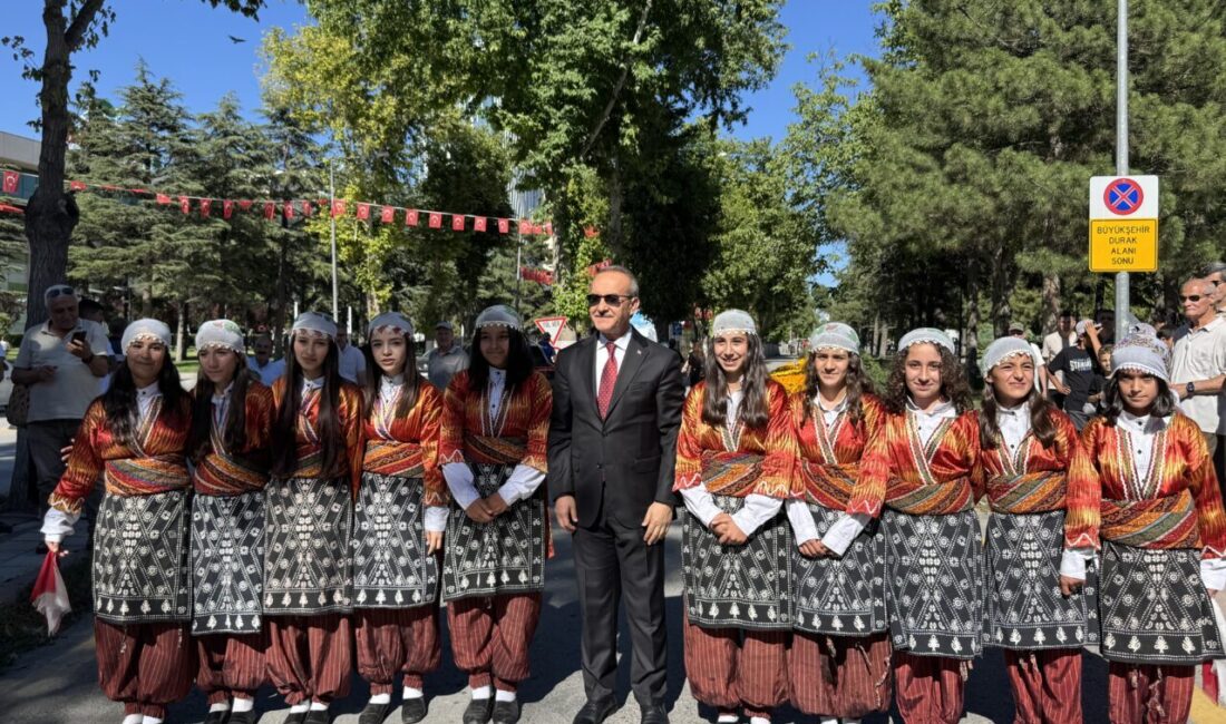 MALATYA (AA) – Malatya'da Koruyucu Aile Günü dolayısıyla kortej yürüyüşü