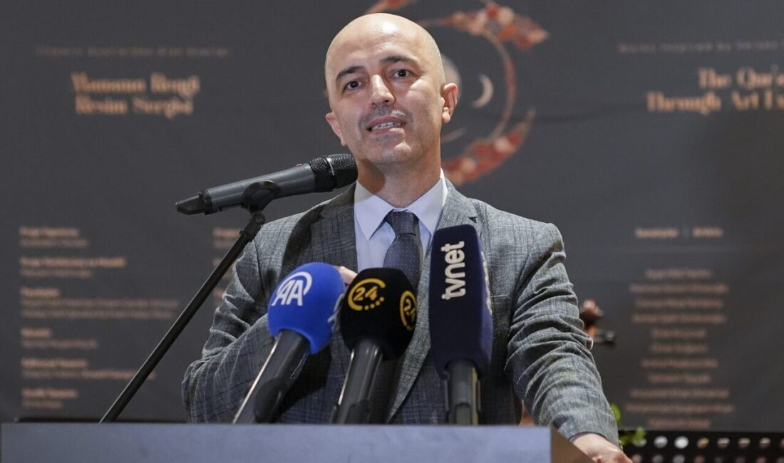 - Acıbadem Okulları Genel Müdürü İdris Topçuoğlu:
- "Biz çocuklarımızın ayetlerle