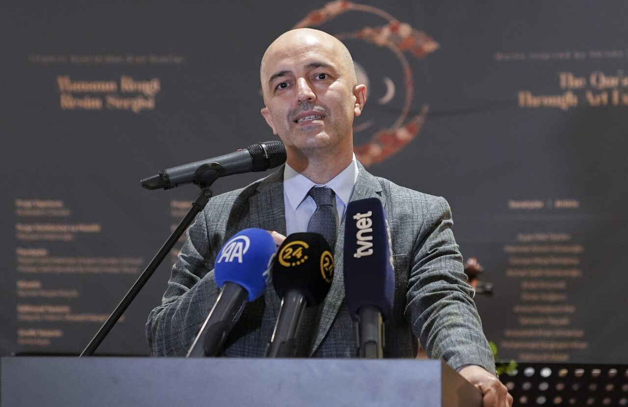 - Acıbadem Okulları Genel Müdürü İdris Topçuoğlu:
- "Biz çocuklarımızın ayetlerle