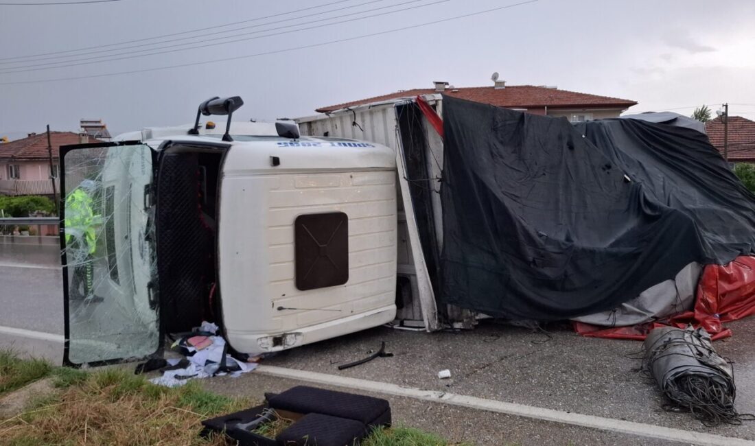 MANİSA (AA) – Manisa'nın Kula ilçesinde 3 aracın karıştığı trafik