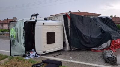 MANİSA (AA) – Manisa'nın Kula ilçesinde 3 aracın karıştığı trafik