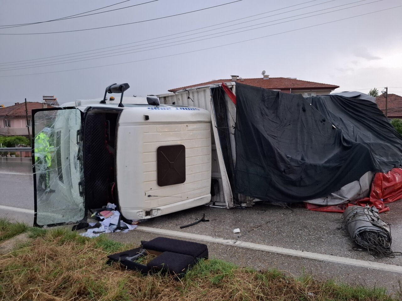 MANİSA (AA) – Manisa'nın Kula ilçesinde 3 aracın karıştığı trafik
