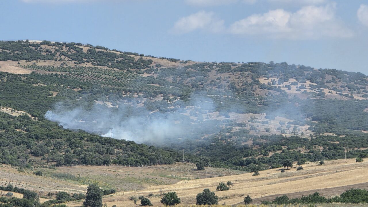 MANİSA (AA) – Manisa'nın Kula ilçesinde makilik alanda çıkan yangın