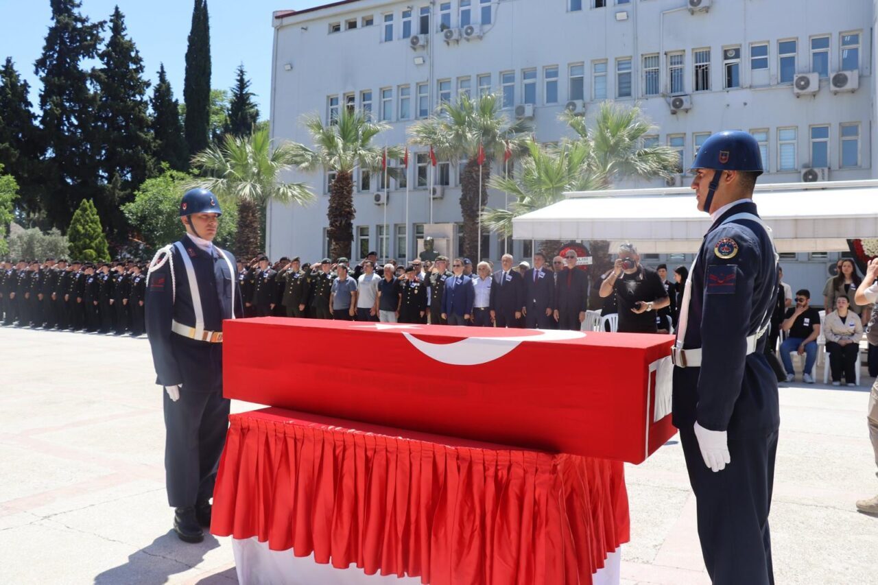 MANİSA (AA) – Manisa'nın Alaşehir ilçesinde kullandığı motosikletin tıra çarpması
