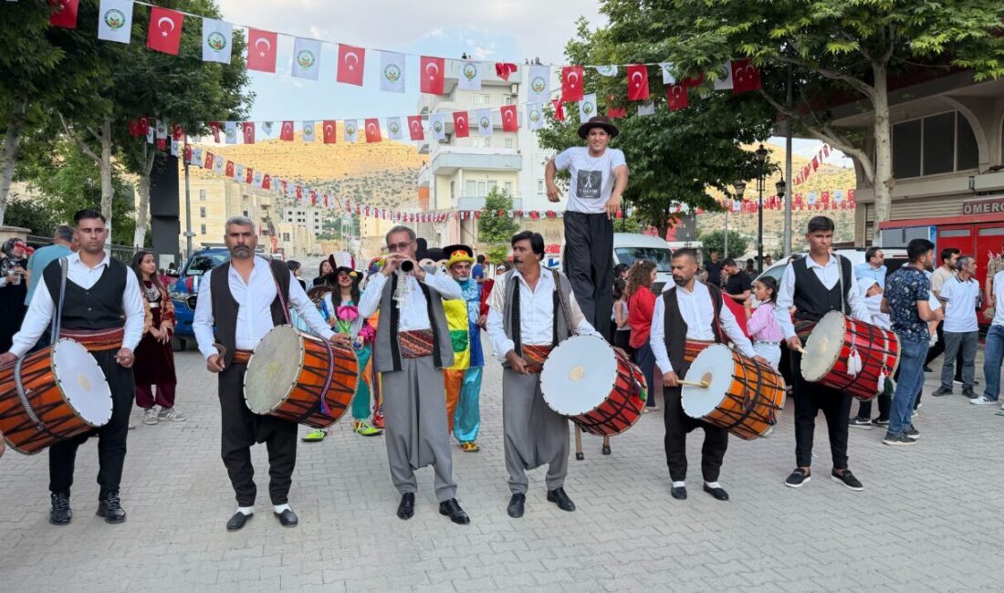 - Vali Tuncay Akkoyun:
- "Kiraz festivali, çiftçilerimizin, üreticilerimizin 1 yıl