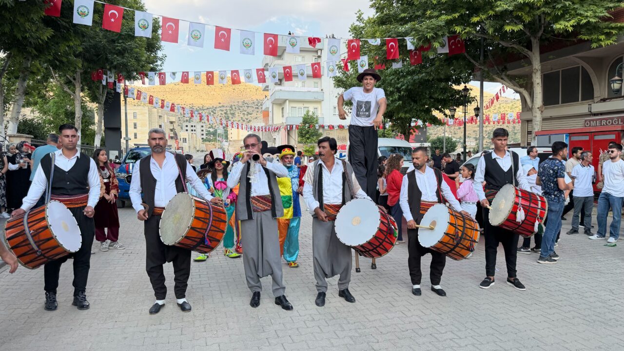 - Vali Tuncay Akkoyun:
- "Kiraz festivali, çiftçilerimizin, üreticilerimizin 1 yıl