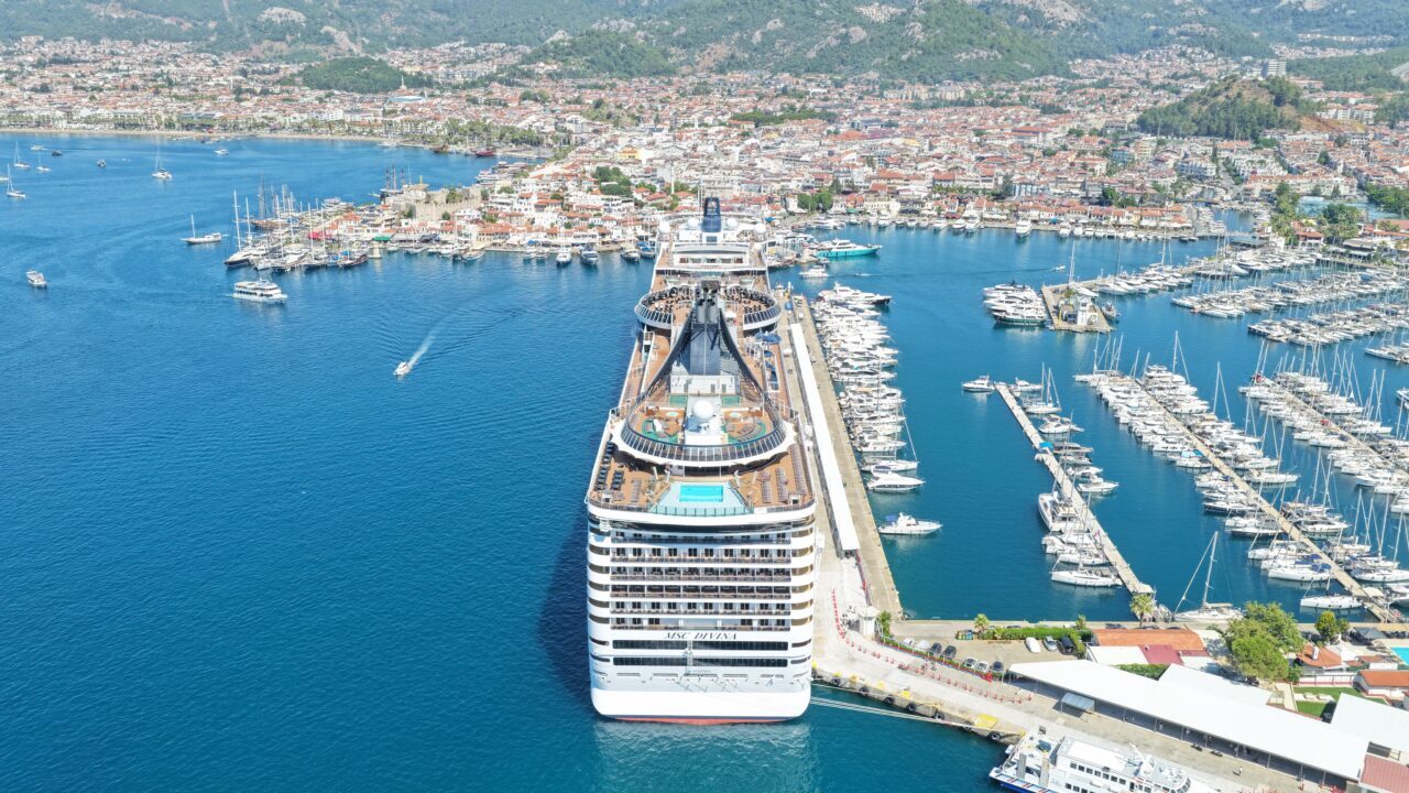 MUĞLA (AA) – Muğla'nın Marmaris ilçesini, Panama bayraklı "MSC Divina"