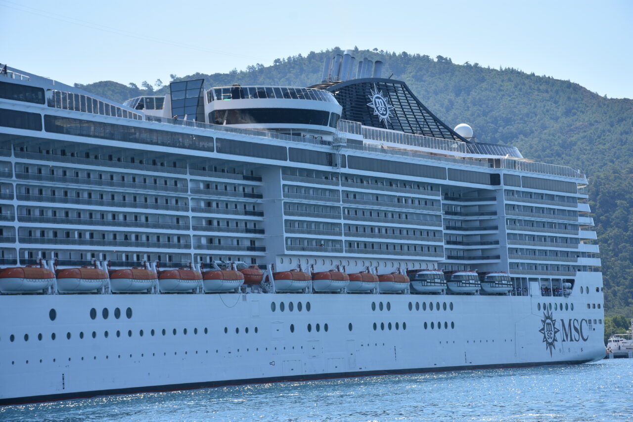 MUĞLA (AA) – Muğla'nın Marmaris ilçesini, Panama bayraklı "MSC Divina"