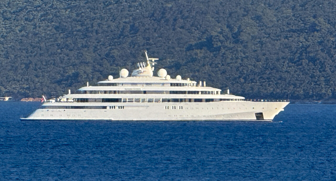 MUĞLA (AA) – "Golden Odyssey" isimli mega yat, Muğla'nın Bodrum