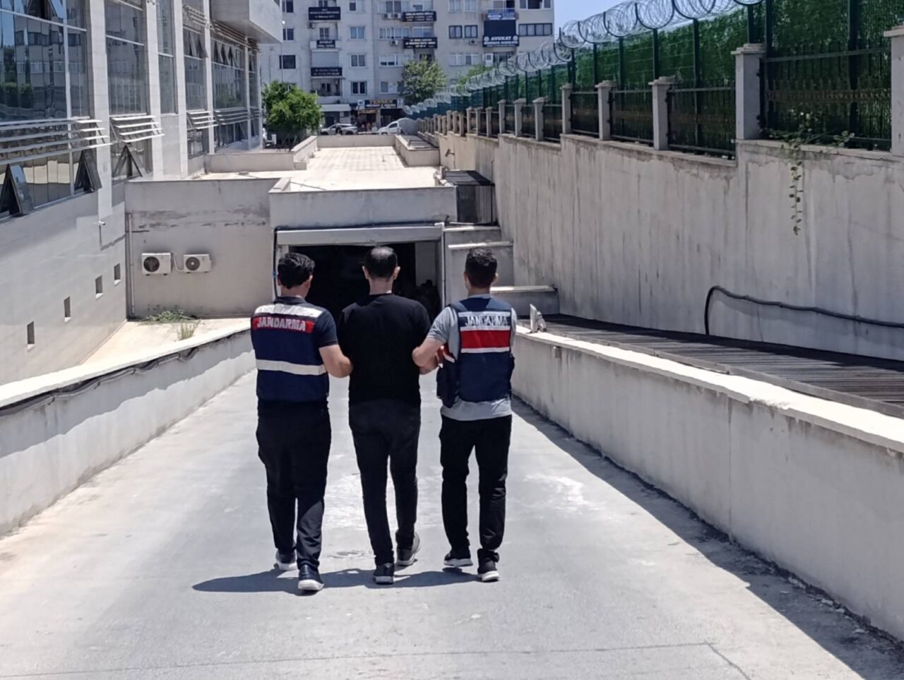 MERSİN (AA) – Mersin ve İzmir'de, terör örgütleri DEAŞ ve