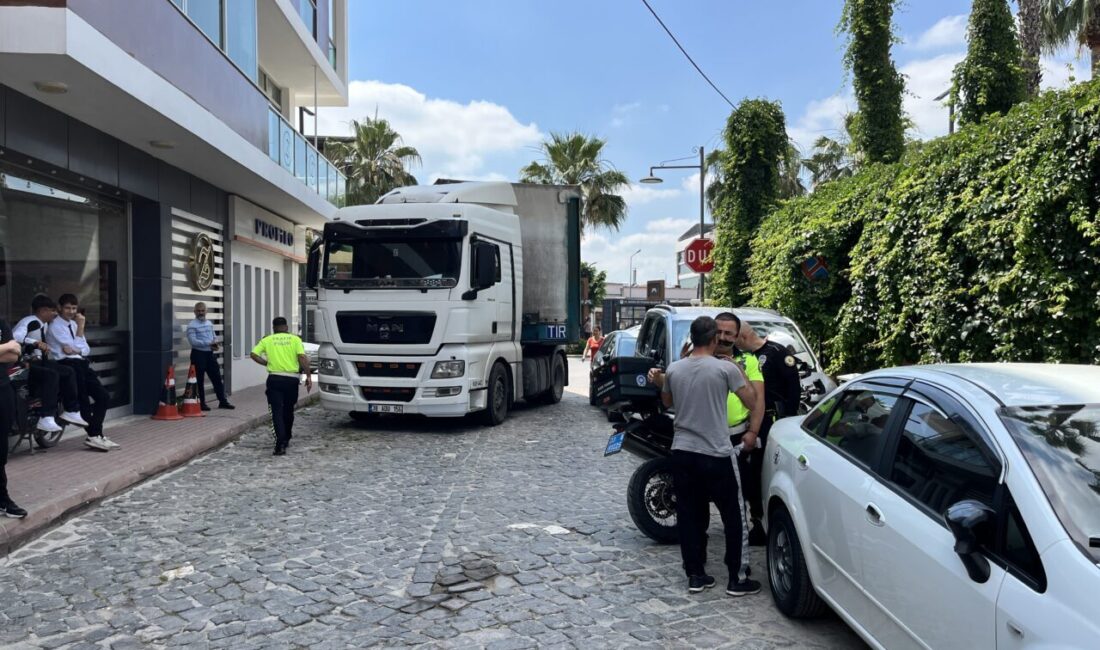 MERSİN (AA) – Mersin'in Tarsus ilçesinde tır geçişine yasak yolda