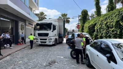 MERSİN (AA) – Mersin'in Tarsus ilçesinde tır geçişine yasak yolda