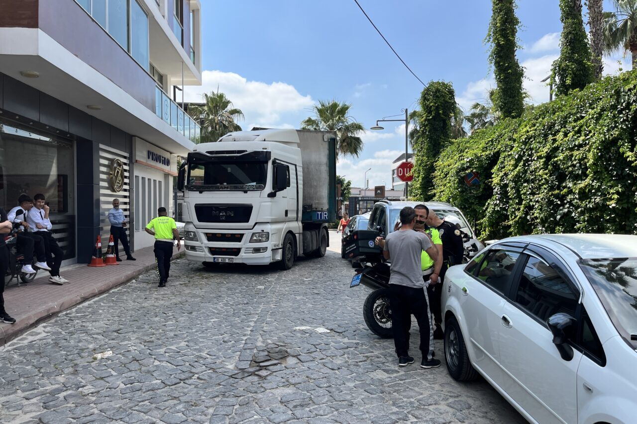 MERSİN (AA) – Mersin'in Tarsus ilçesinde tır geçişine yasak yolda