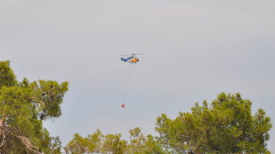MERSİN (AA) – Mersin'in Silifke ilçesinde, helikopter destekli orman yangını
