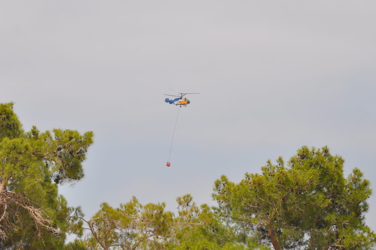 MERSİN (AA) – Mersin'in Silifke ilçesinde, helikopter destekli orman yangını