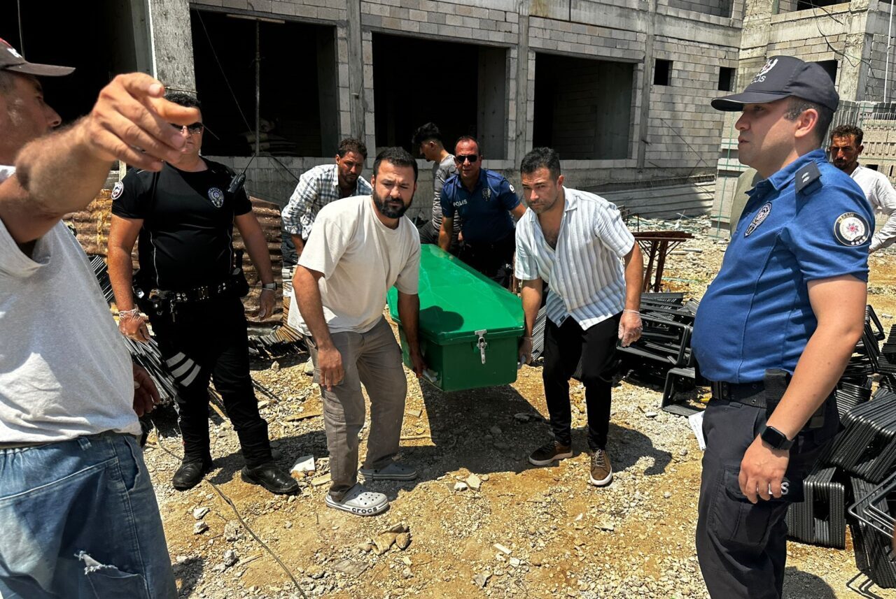 MERSİN (AA) – Mersin'in Erdemli ilçesinde, inşaattan düşen işçi yaşamını