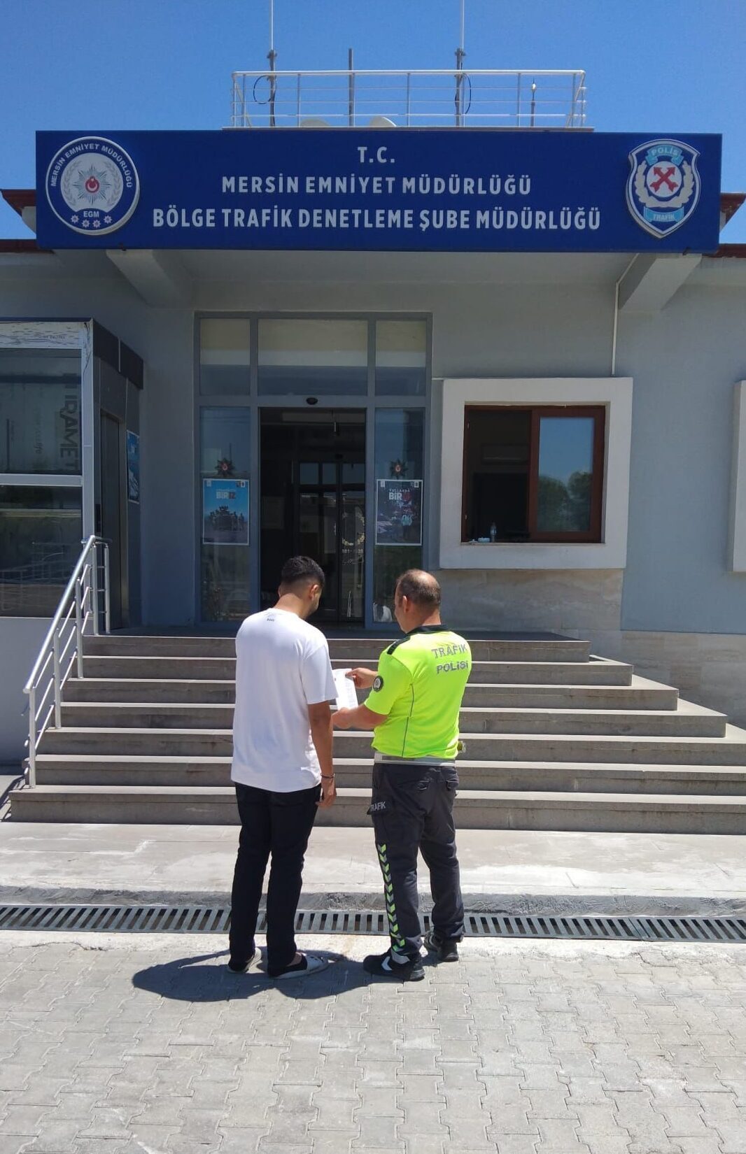 MERSİN (AA) – Mersin'de otoyolda trafiği tehlikeye düşüren minibüs sürücüsüne