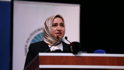 - "Kökleriyle bağlarını sağlam kurmuş, çağın imkanlarının farkında olan ve