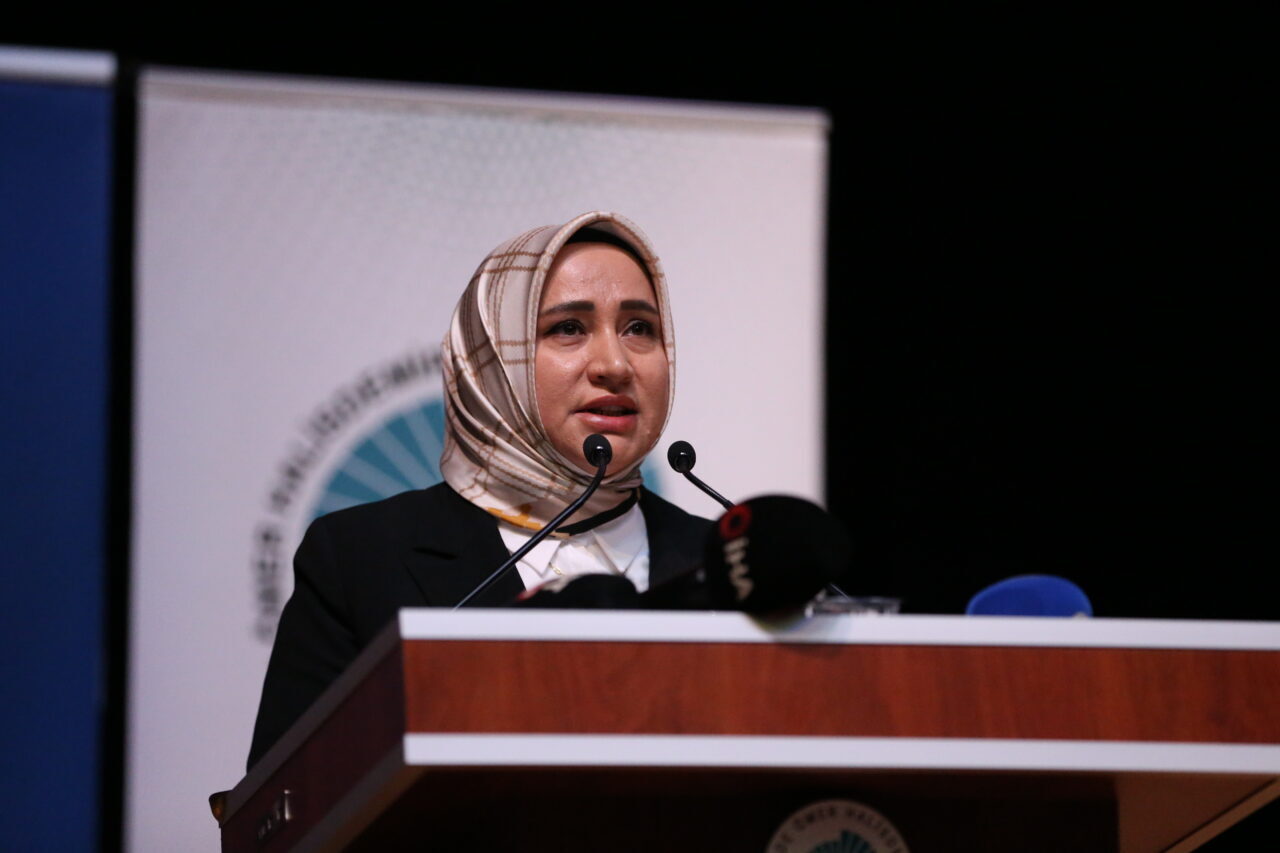 - "Kökleriyle bağlarını sağlam kurmuş, çağın imkanlarının farkında olan ve