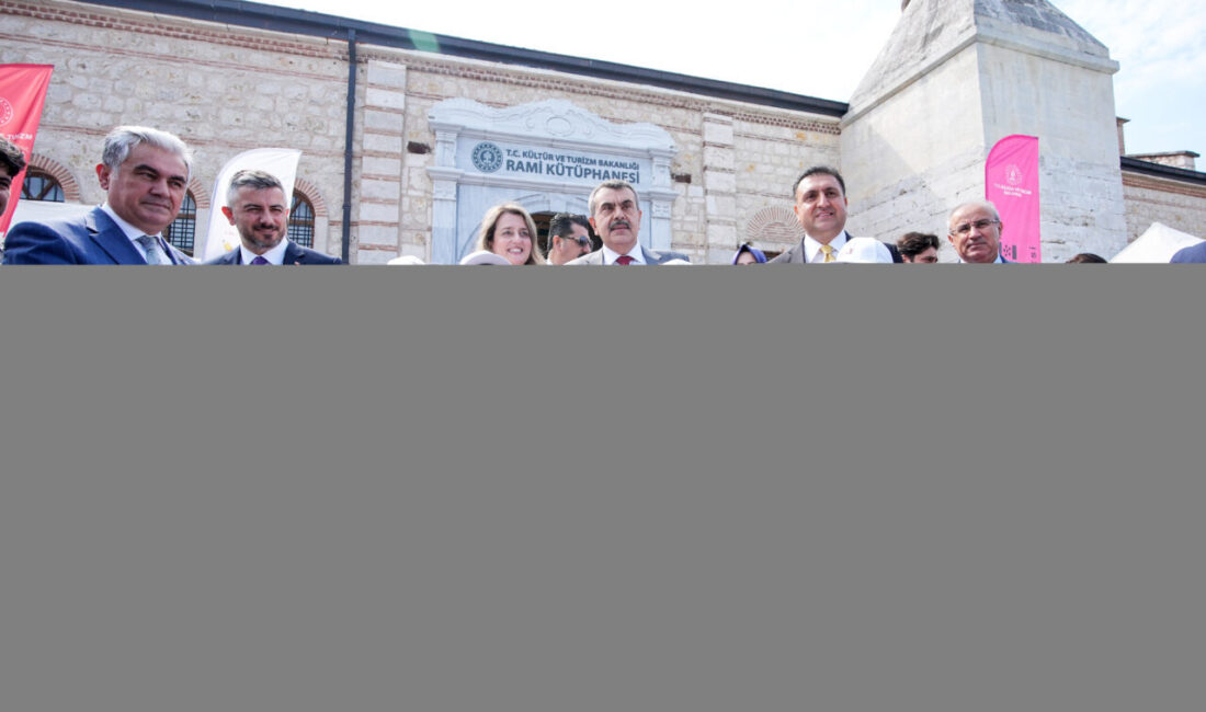 - Bakan Yusuf Tekin, öğrencilerin kaleminden çıkan 3 bin 2