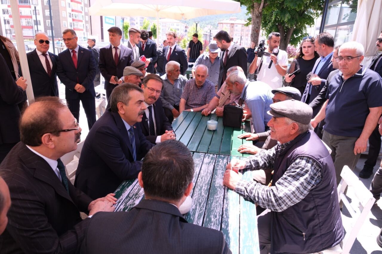 - "Resmi okulların tamamında 650 bin sınıfımızda akıllı tahtalar var