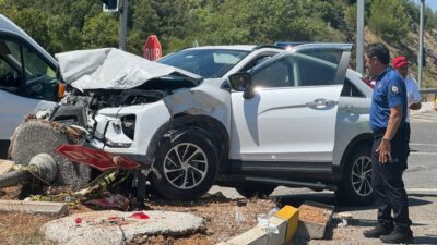 MUĞLA (AA) – Muğla'nın Ula İlçesinde iki otomobilin çarpışması sonucu