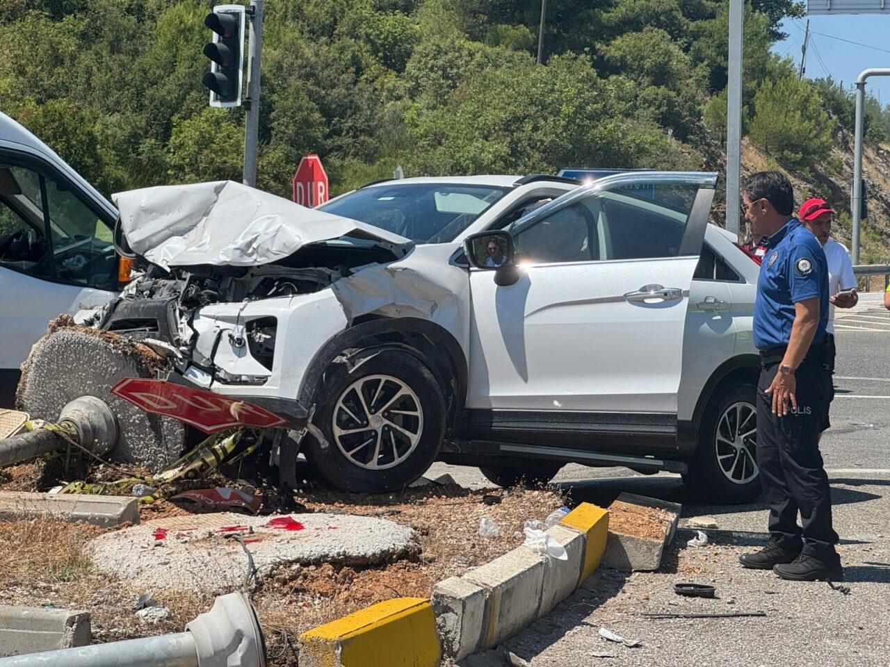 MUĞLA (AA) – Muğla'nın Ula İlçesinde iki otomobilin çarpışması sonucu
