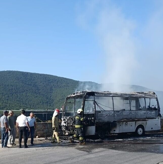 MUĞLA (AA) – Muğla'nın Bodrum ilçesinde çıkan yangında servis minibüsü