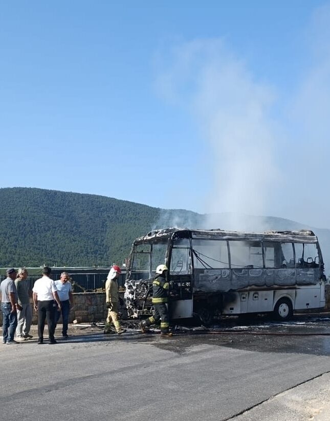 MUĞLA (AA) – Muğla'nın Bodrum ilçesinde çıkan yangında servis minibüsü