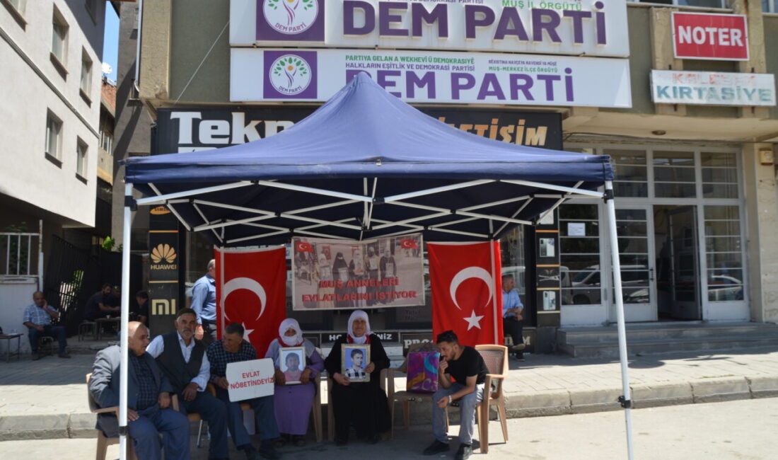MUŞ (AA) – Muş'ta çocukları terör örgütü PKK tarafından kaçırılan