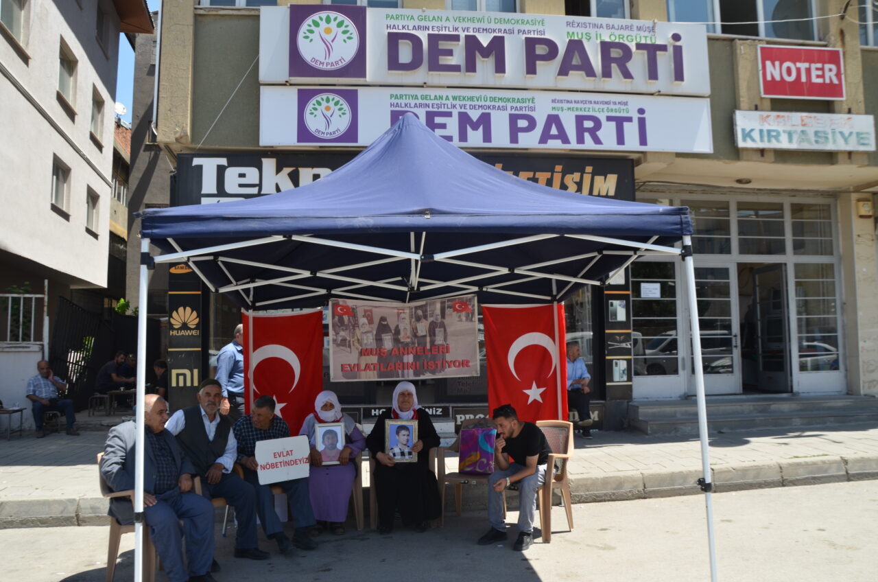 MUŞ (AA) – Muş'ta çocukları terör örgütü PKK tarafından kaçırılan