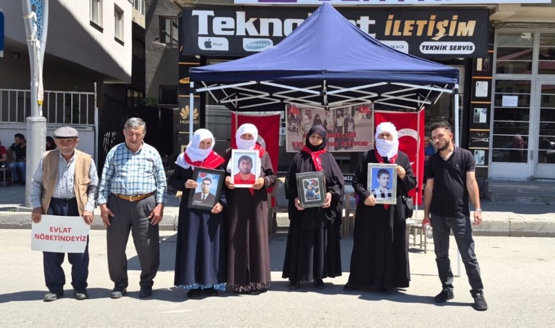 MUŞ (AA) – Muş'ta çocukları terör örgütü PKK tarafından kaçırılan