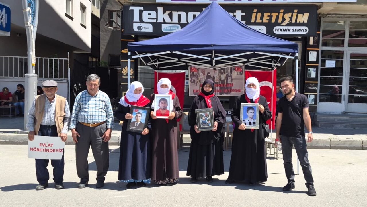 MUŞ (AA) – Muş'ta çocukları terör örgütü PKK tarafından kaçırılan